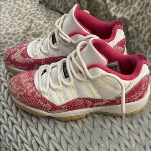 EUC Women’s Size 8 Pink and White Jordans with yellow trim